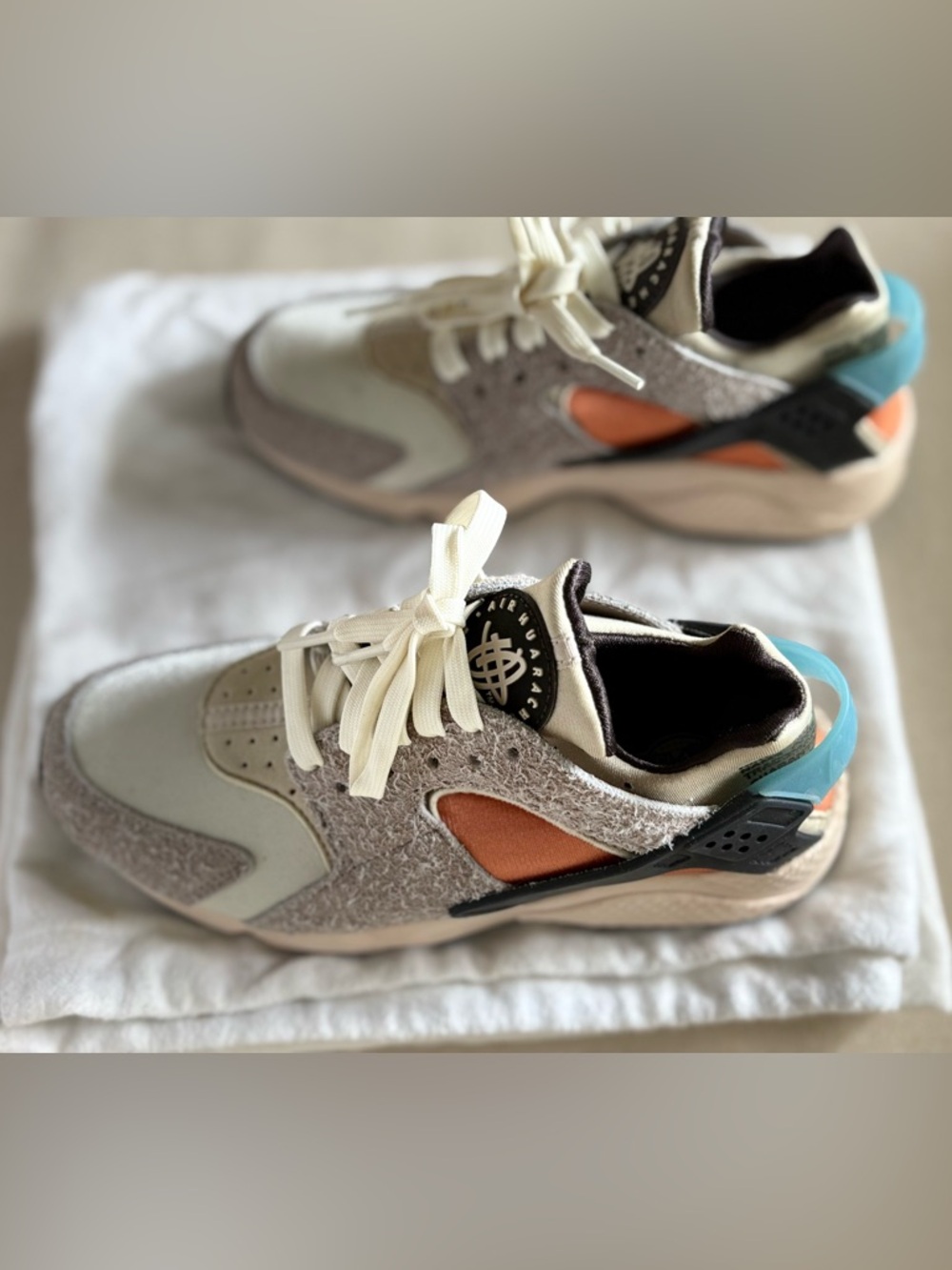 Air Huarache by Nike Women’s Sneakers Beige Cream Orange Blue Accents - Picture 2 of 6